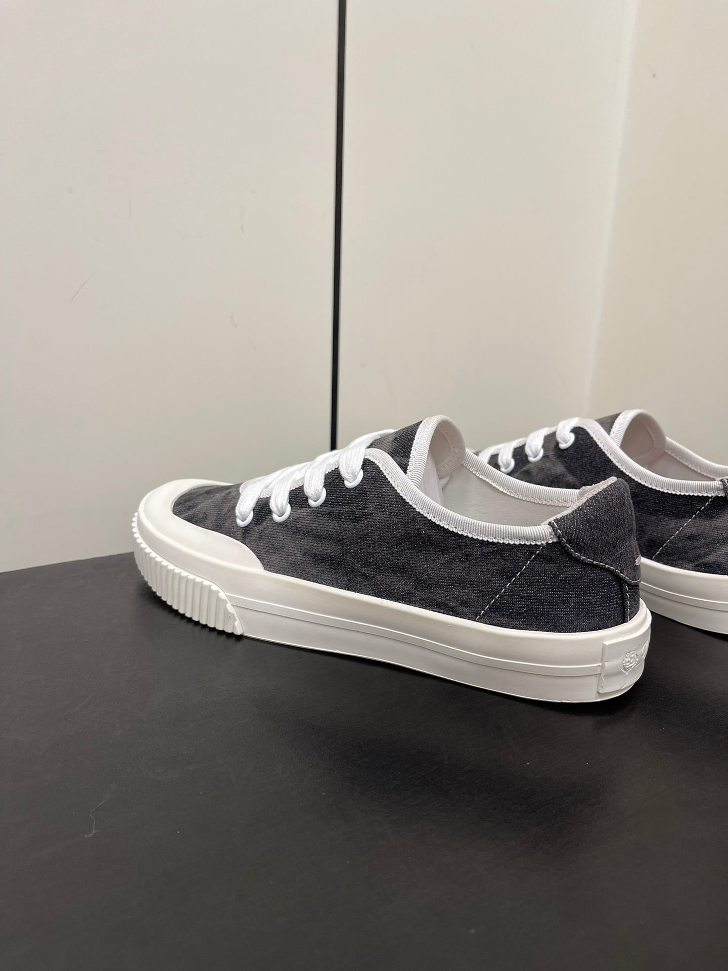 LP CLASSIC BISCUIT SNEAKER CHARCOAL CALFSKIN