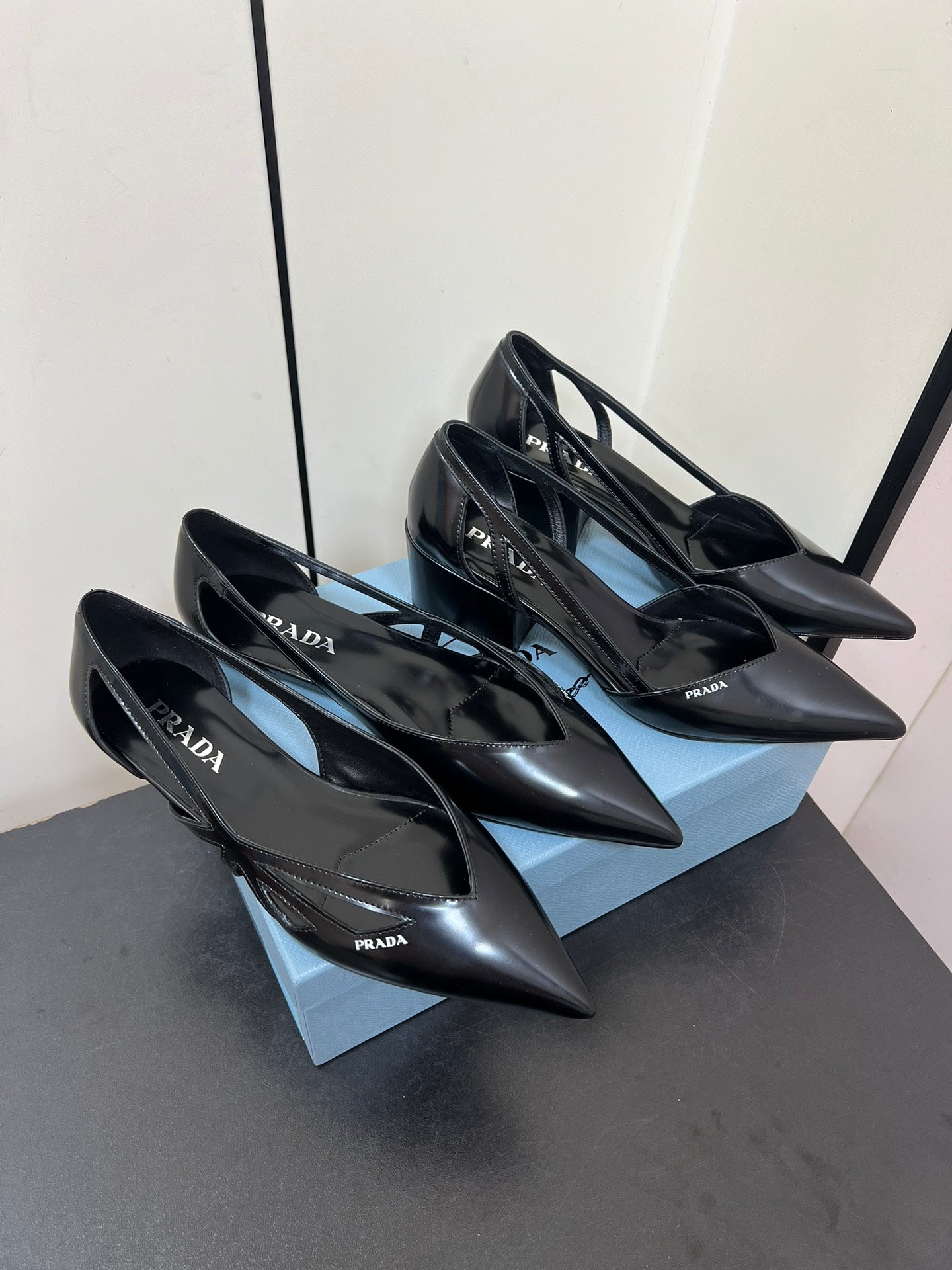 BRUSHED CUT-OUT BALLERINA FLAT IN BLACK CALFSKIN