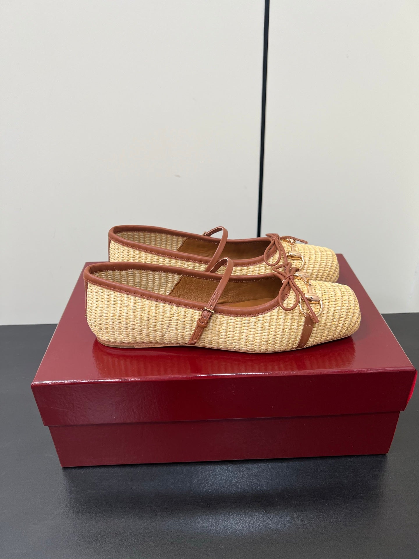 GG MARY JANE 25S IN NATURAL STRAW WITH GOLD HARDWARE