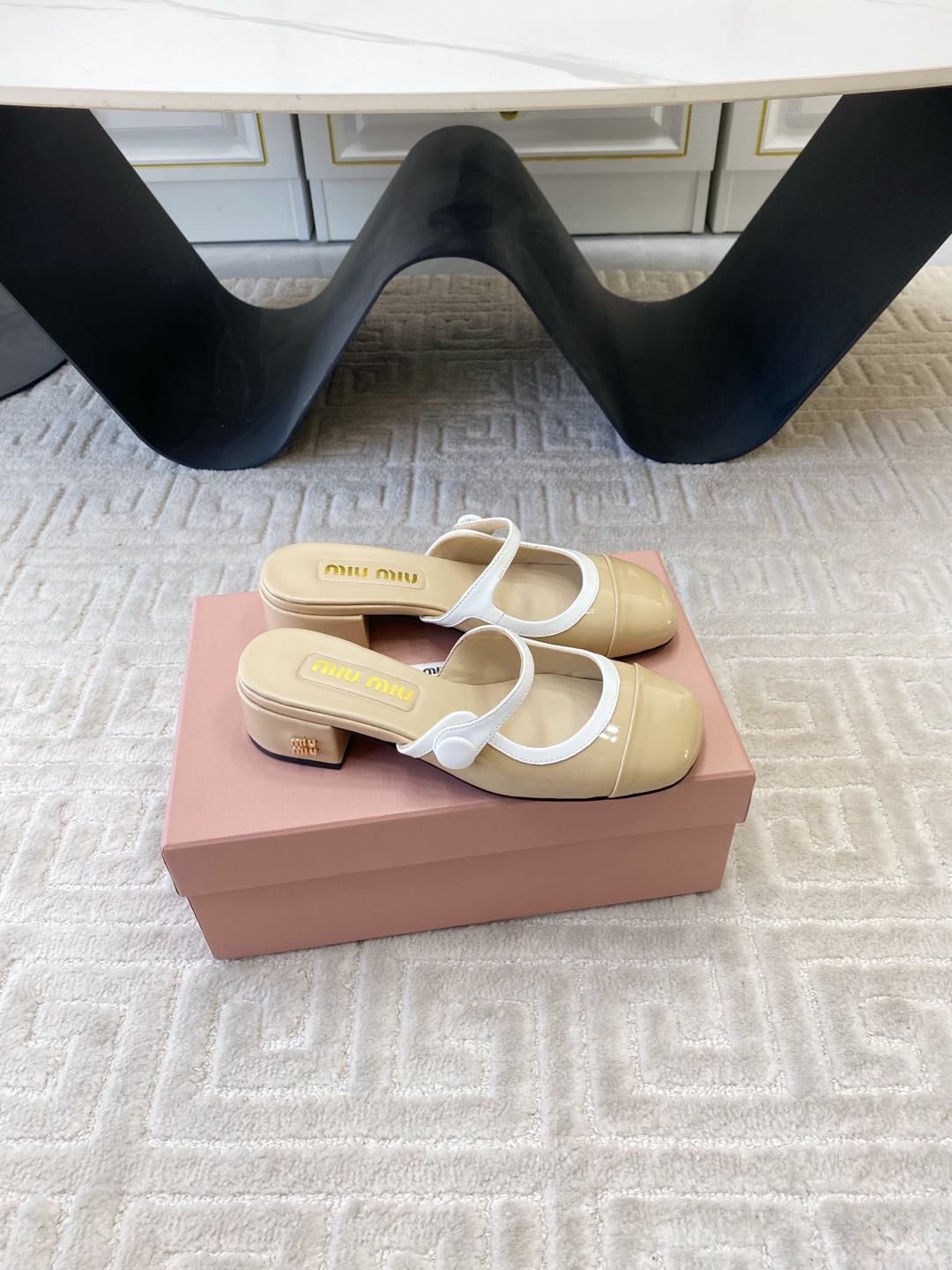 MARY JANE MULE PUMPS IN BEIGE GLOSSY SHEEPSKIN