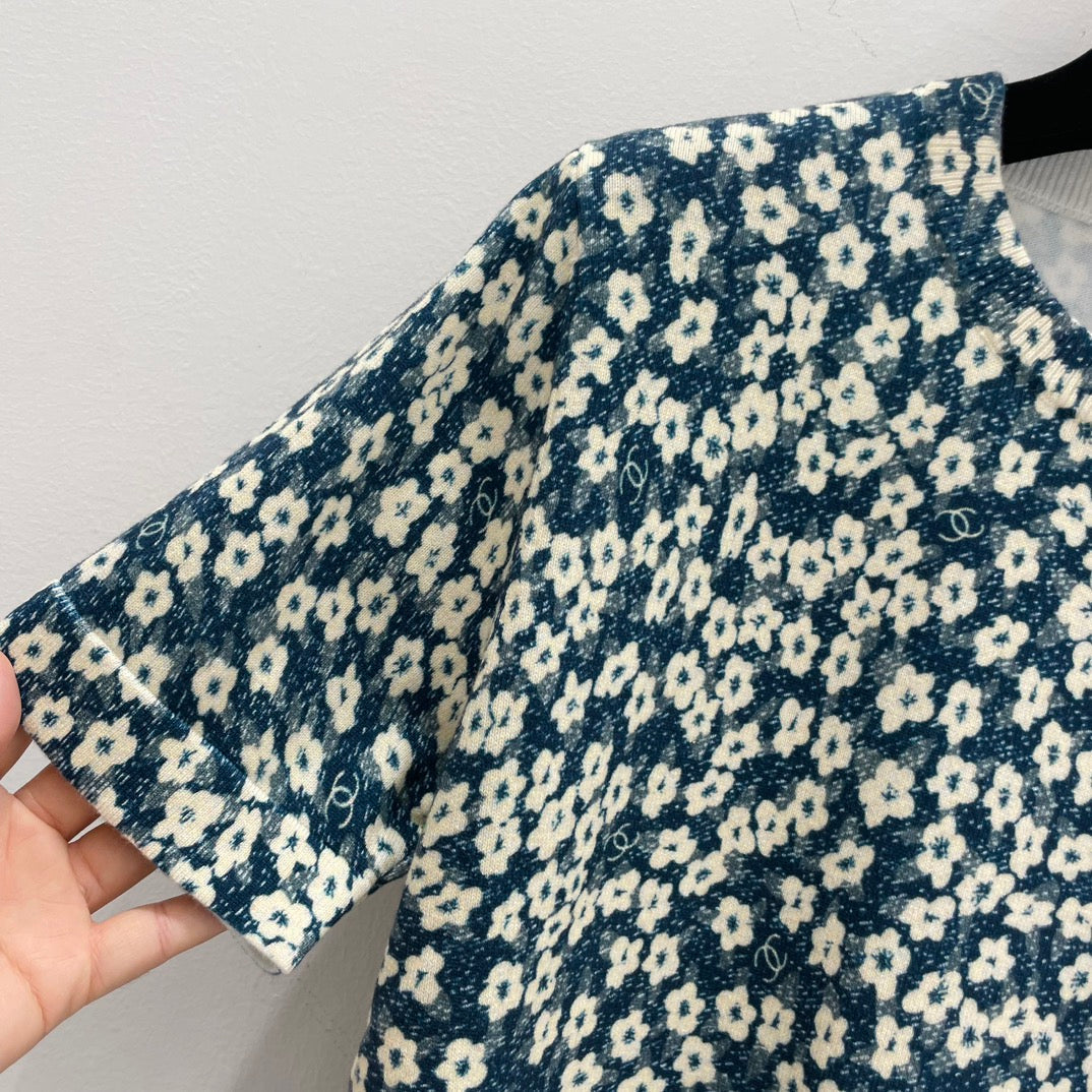 Chanel T-shirts and cut-and-sewn tops 229466