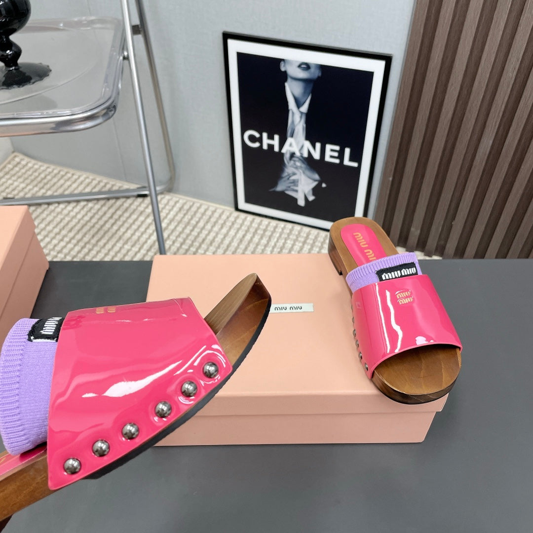 SLIPPERS IN PINK GLOSSY CALFSKIN WITH PURPLE HALF-FOOT SOCKS
