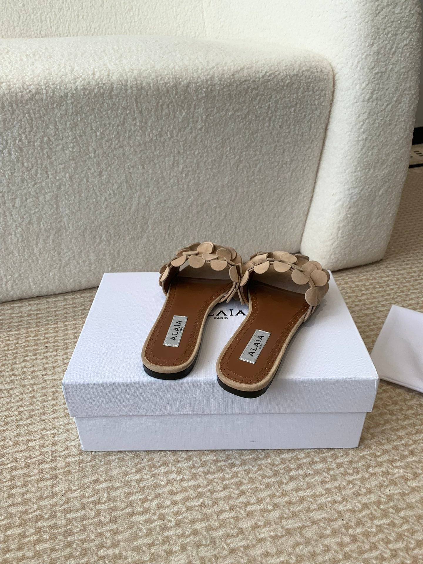 ALAIA FLAT MULE IN BEIGE CREAM SUEDE