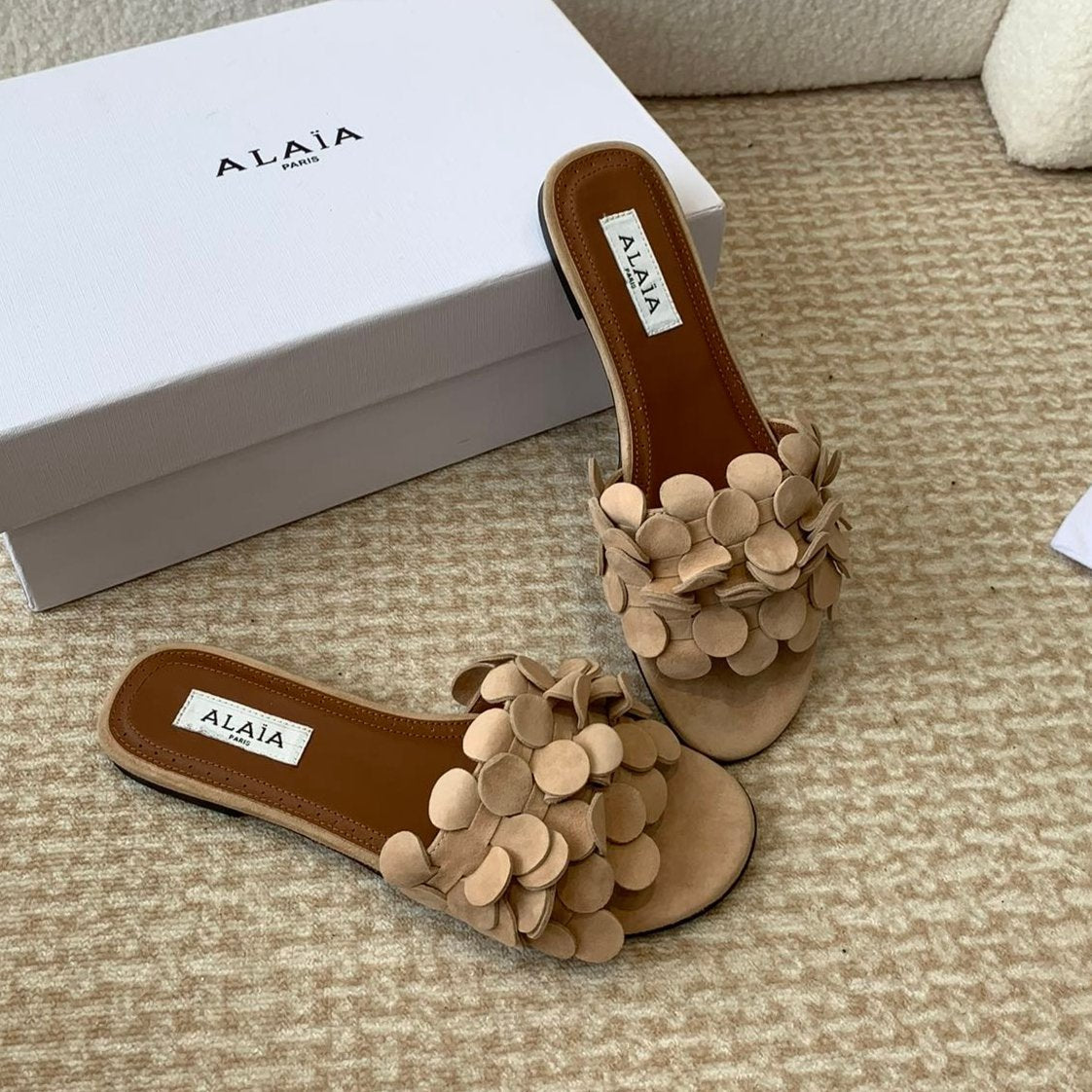 ALAIA FLAT MULE IN BEIGE CREAM SUEDE
