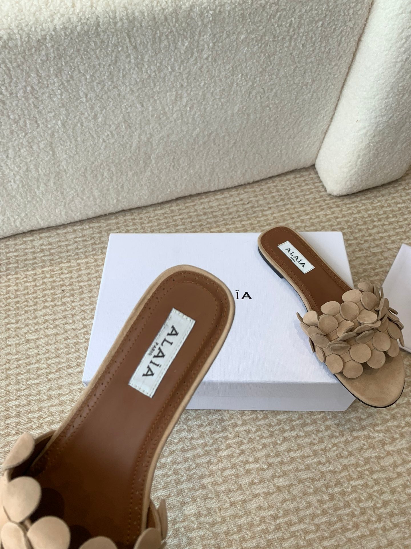 ALAIA FLAT MULE IN BEIGE CREAM SUEDE