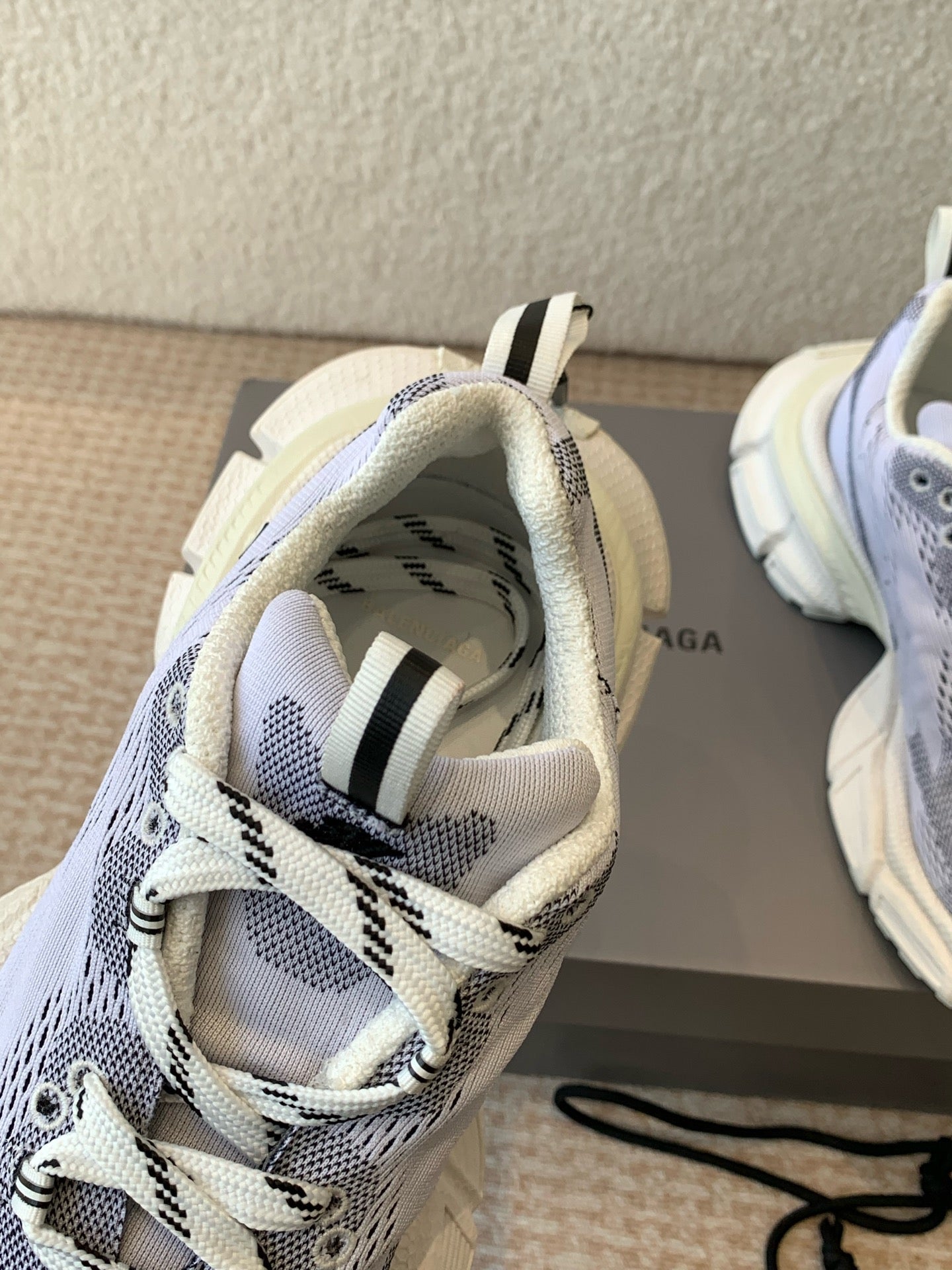 UNDER ARMOUR 3XL KNIT SNEAKER IN LIGHT GRAY WHITE AND BLACK POLYESTER