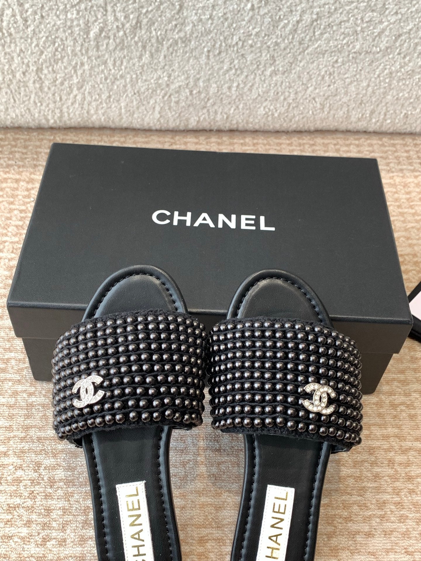 FLAT SLIDE IN BLACK LAMBSKIN WITH PEARLS