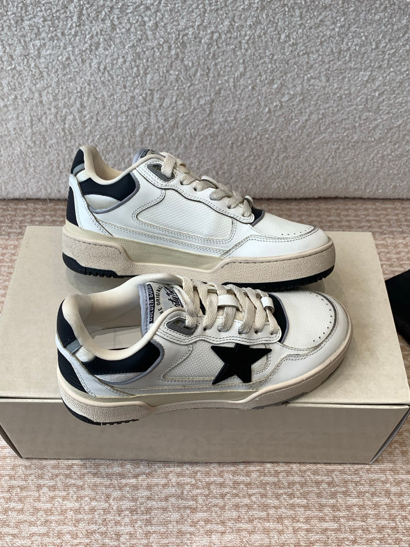 FORTY2 SNEAKERS WITH BLACK STAR AND WHITE LEATHER HEEL TAB