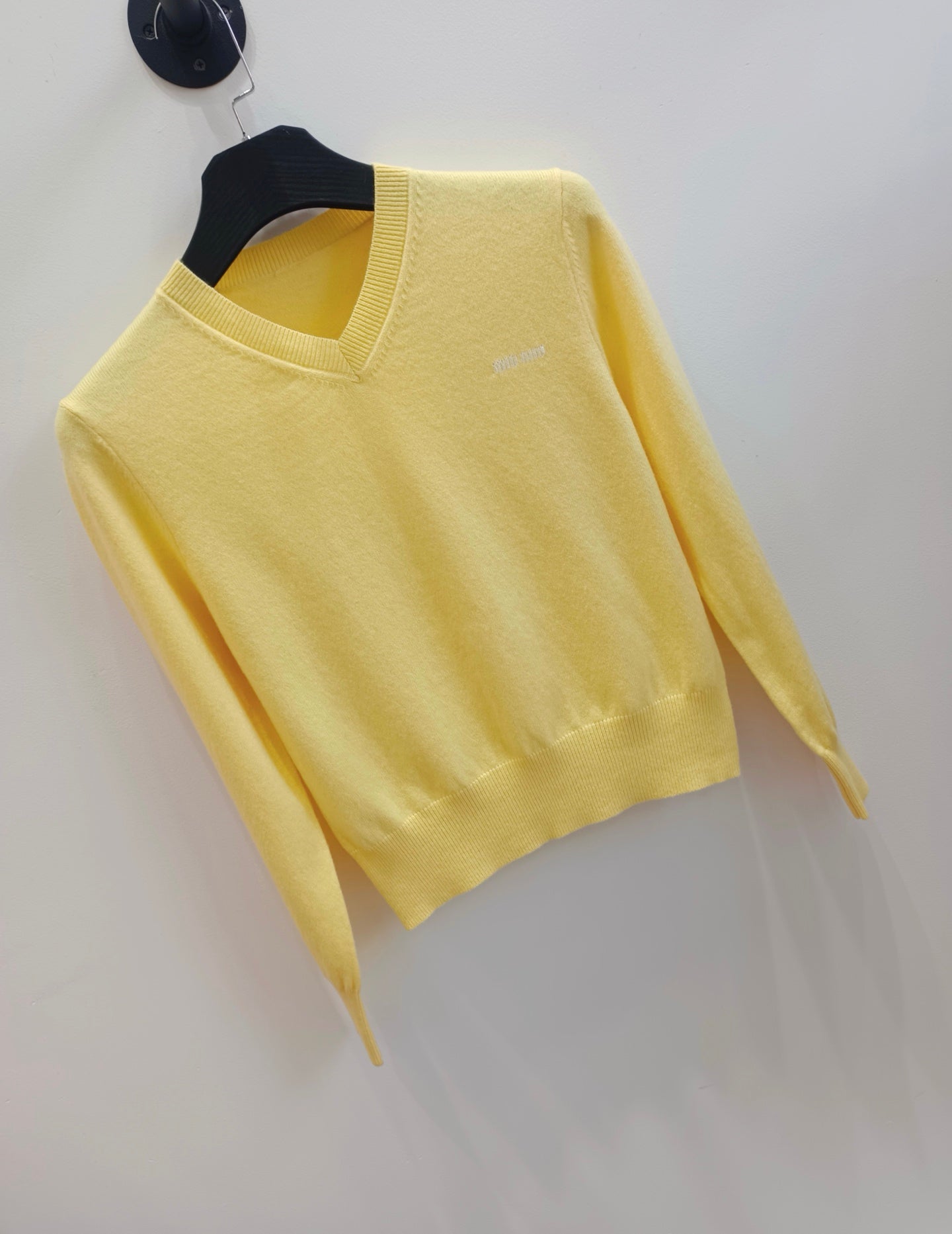 MIUMIU 26S V-NECK KNIT SWEATER 1569