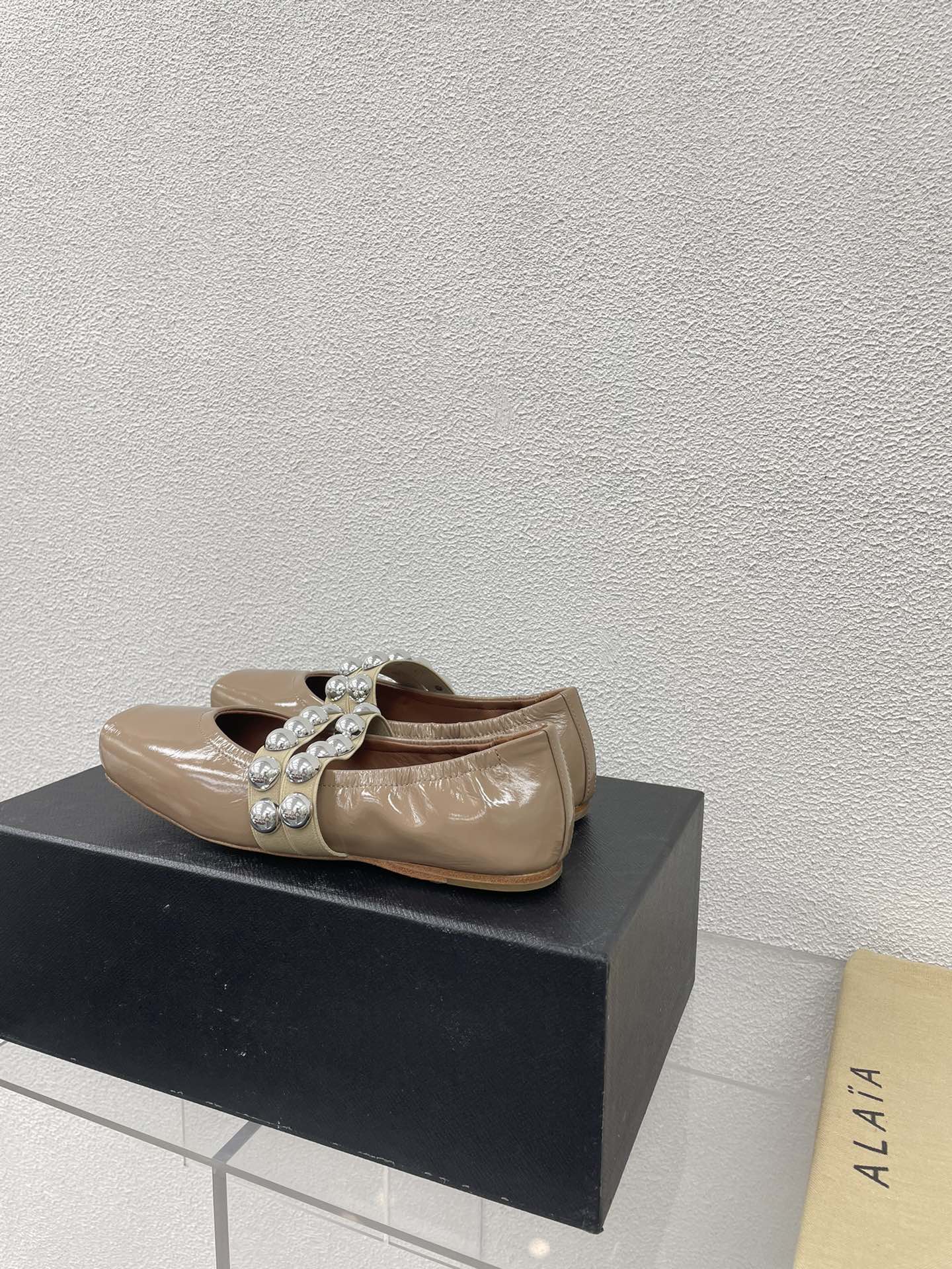 ALAIA MARY JANE PEARL IN GLOSSY BEIGE LAMBSKIN