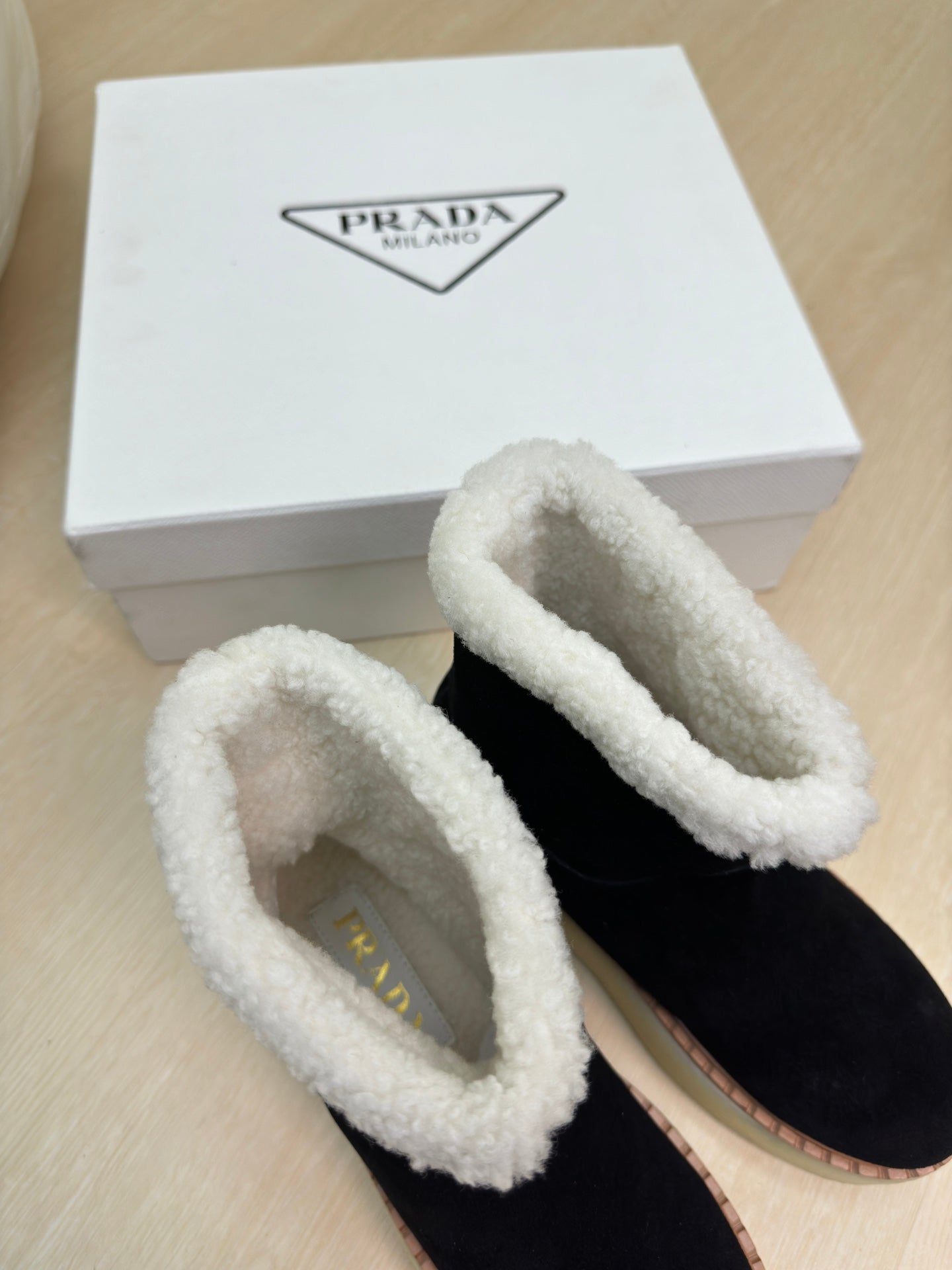 SUEDE BOOTS BLACK WITH SHEARLING LINING AND RUBBER FLATFORM SOLE