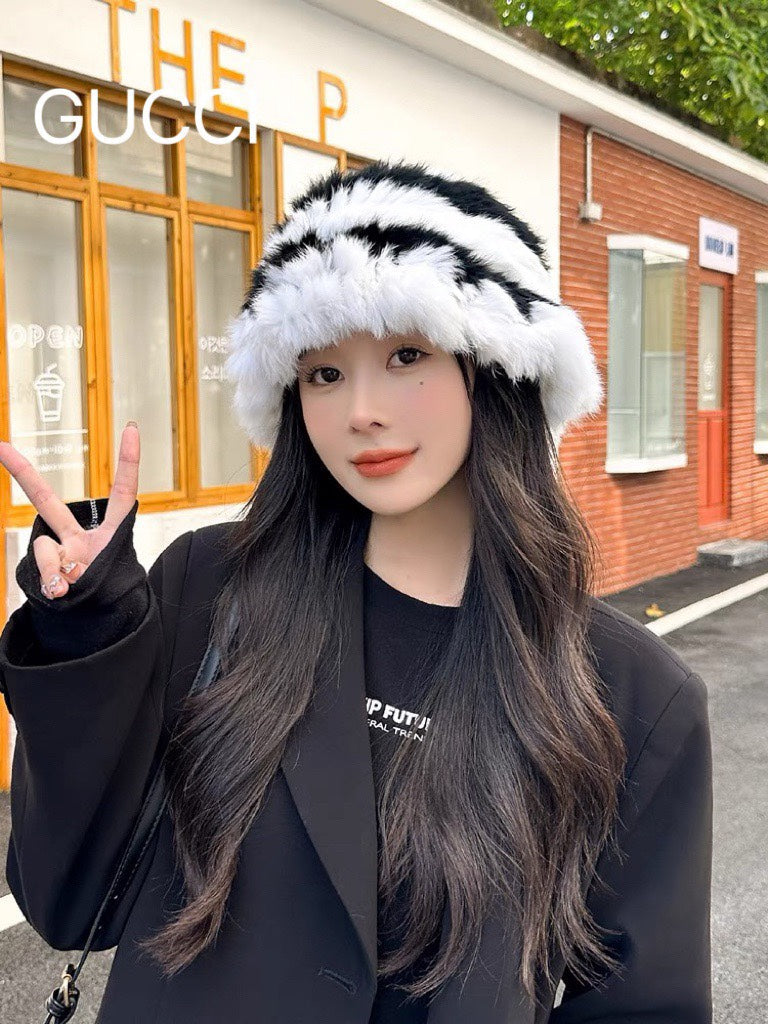 BUCKET HAT IN BLACK MIX WHITE RABBIT FUR 404640