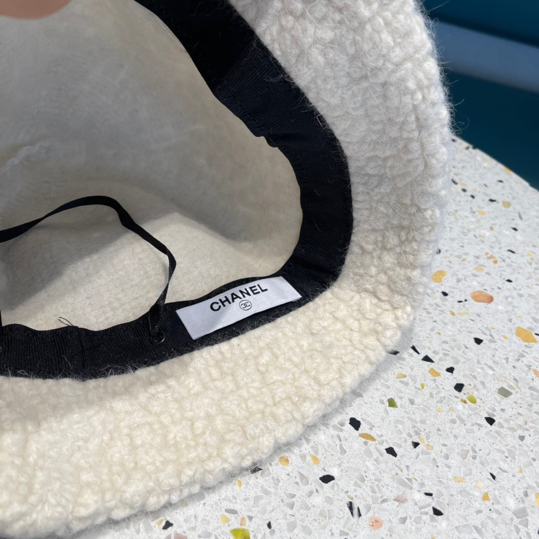BUCKET HAT IN WHITE LAMB FUR 422035