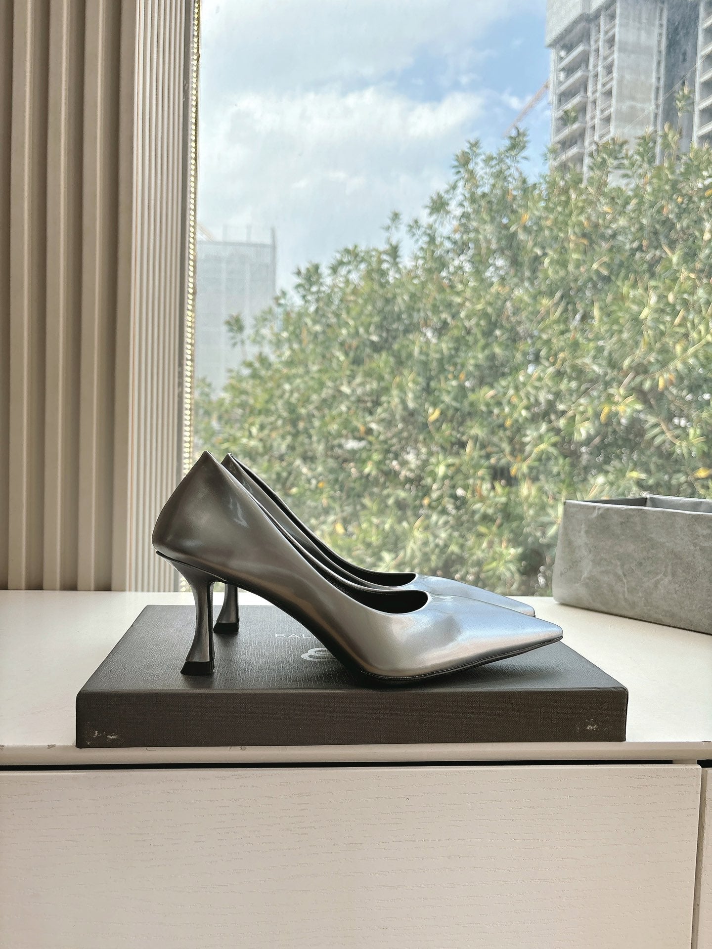 HIGH PUMPS IN RHINO GRAY PATENT CALFSKIN
