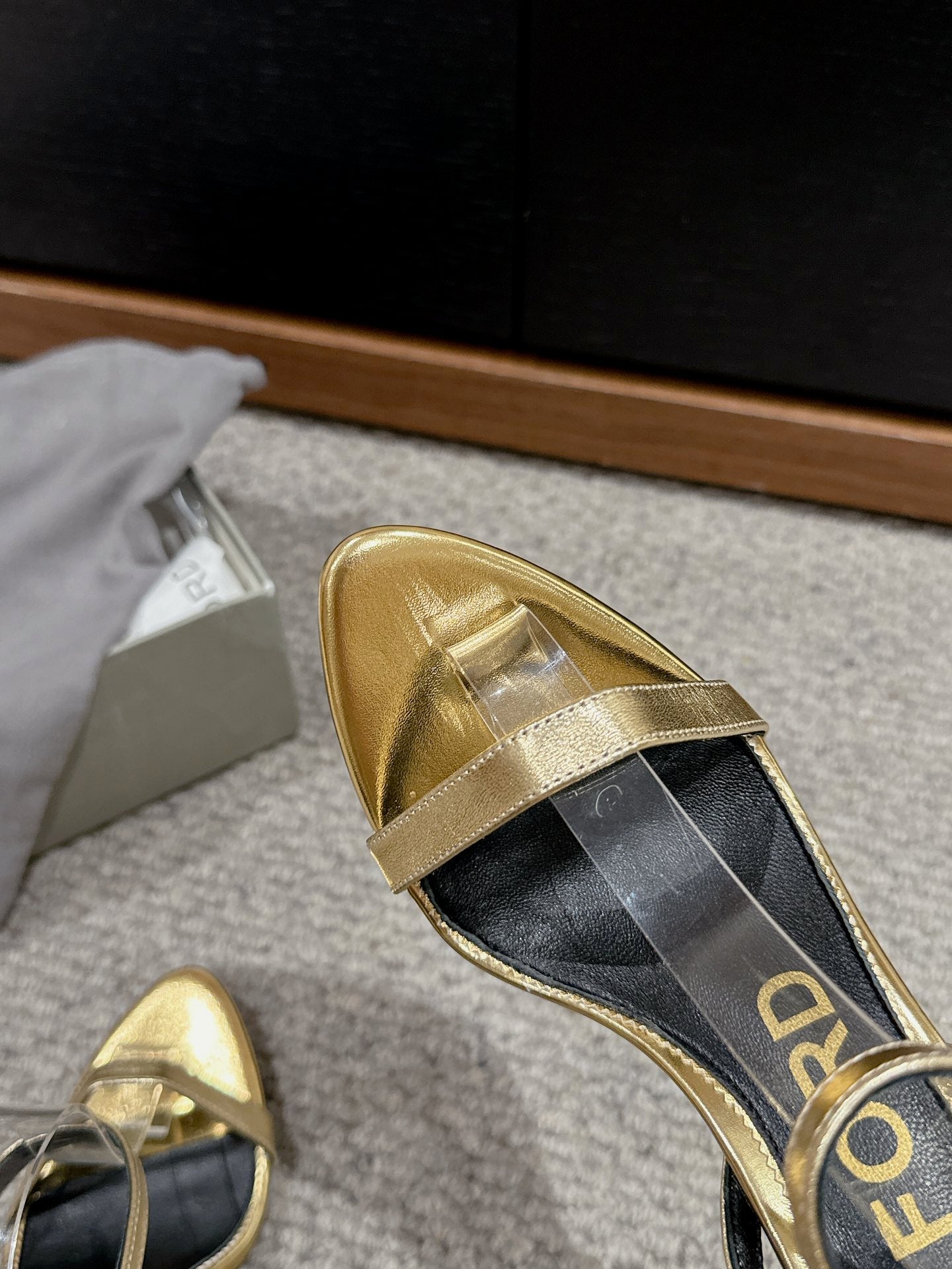 PADLOCK POINTY NAKED SANDAL 85 MM IN GOLD CALFSKIN