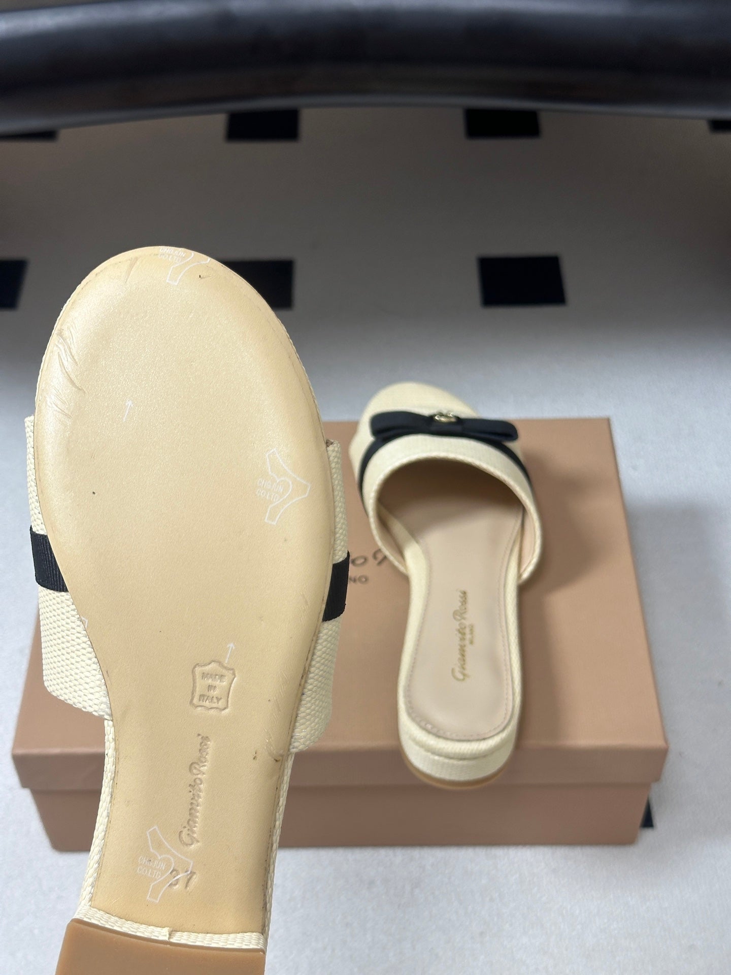 GIANVITO ROSSI 26S SLIDES IN BEIGE MIX BLACK FABRIC