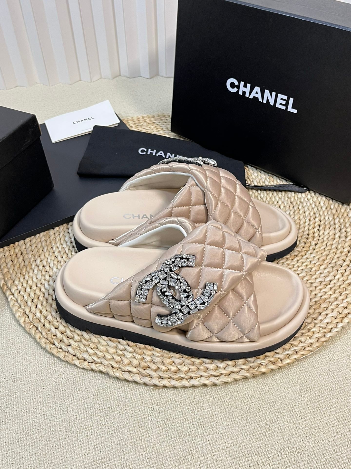 Women's slippers with two crossed straps sheepskins beige cream