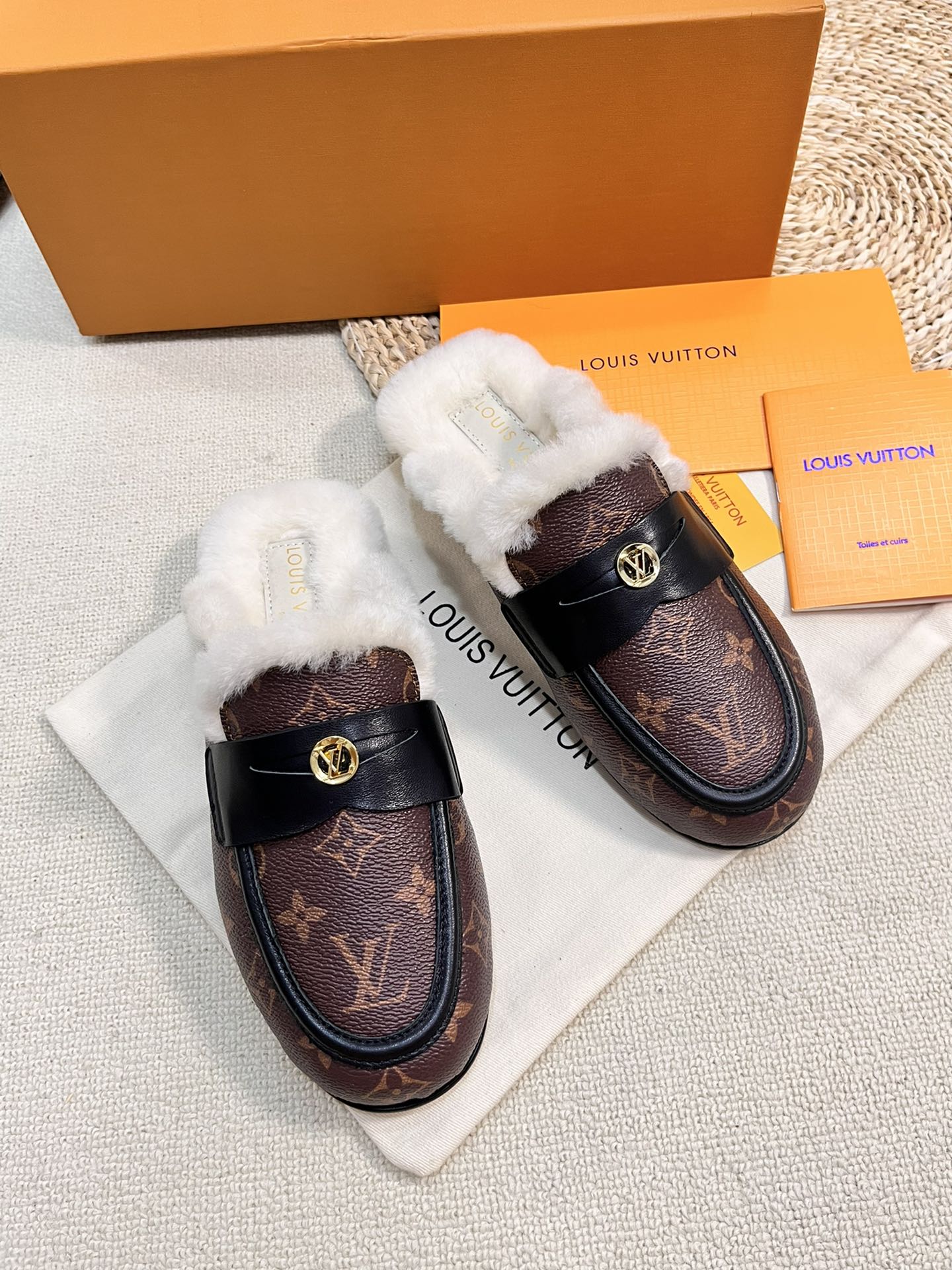 FLAT MULE IN CHESTNUT BROWN MONOGRAM CALFSKIN AND SHEARLING LINING