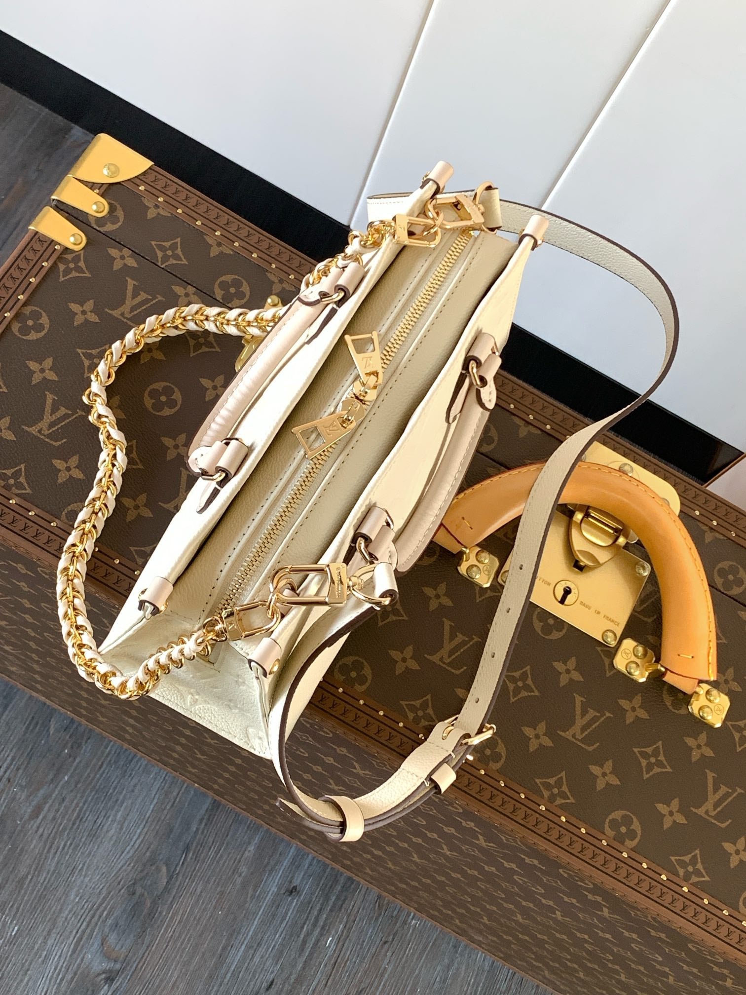 LV 25S ONTHEGO EAST WEST BAG 25 IN CREAM CALFSKIN MONOGRAM EMPREINTE