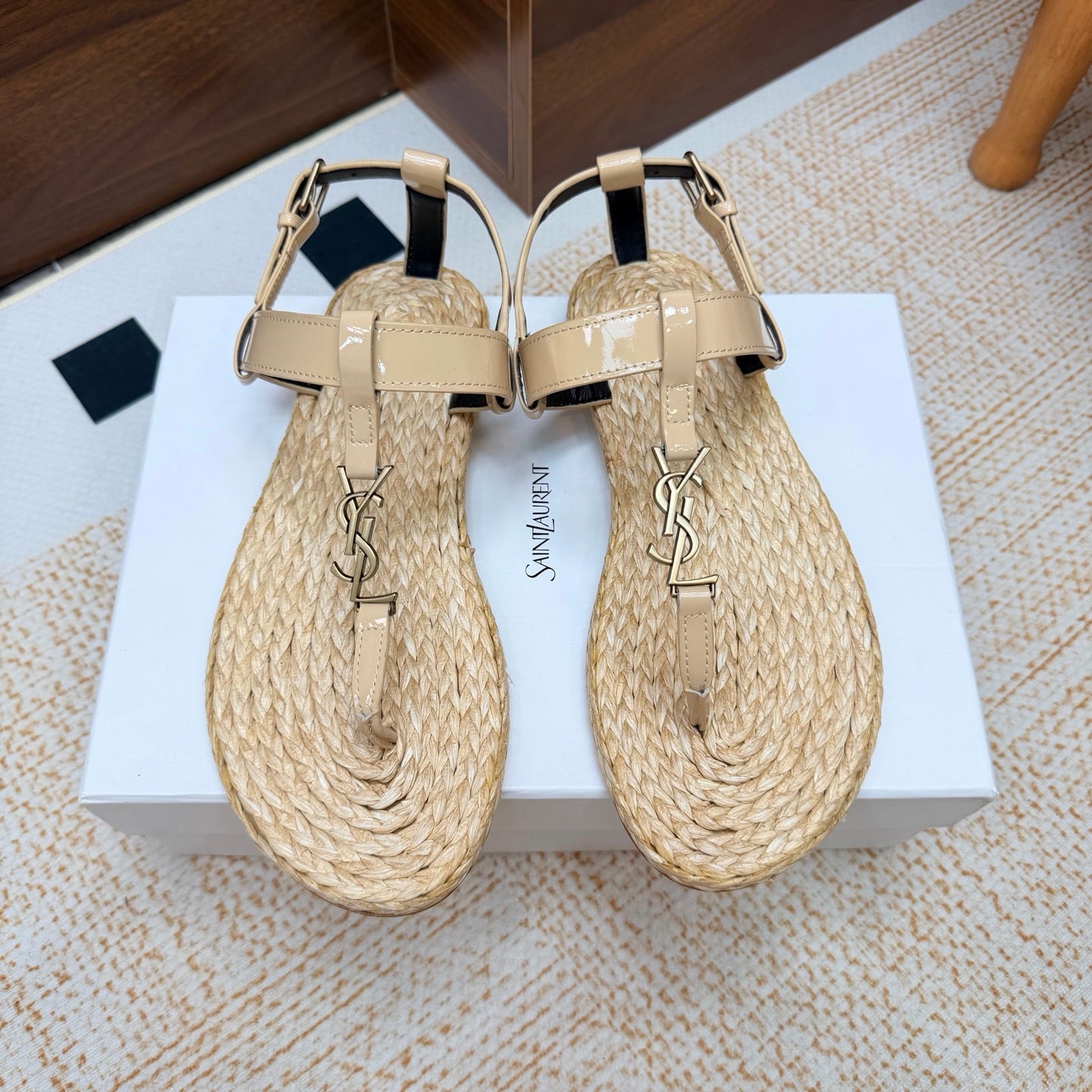 YSL 26S THONG SANDALS IN BEIGE RAFFIA AND GLOSSY CALFSKIN