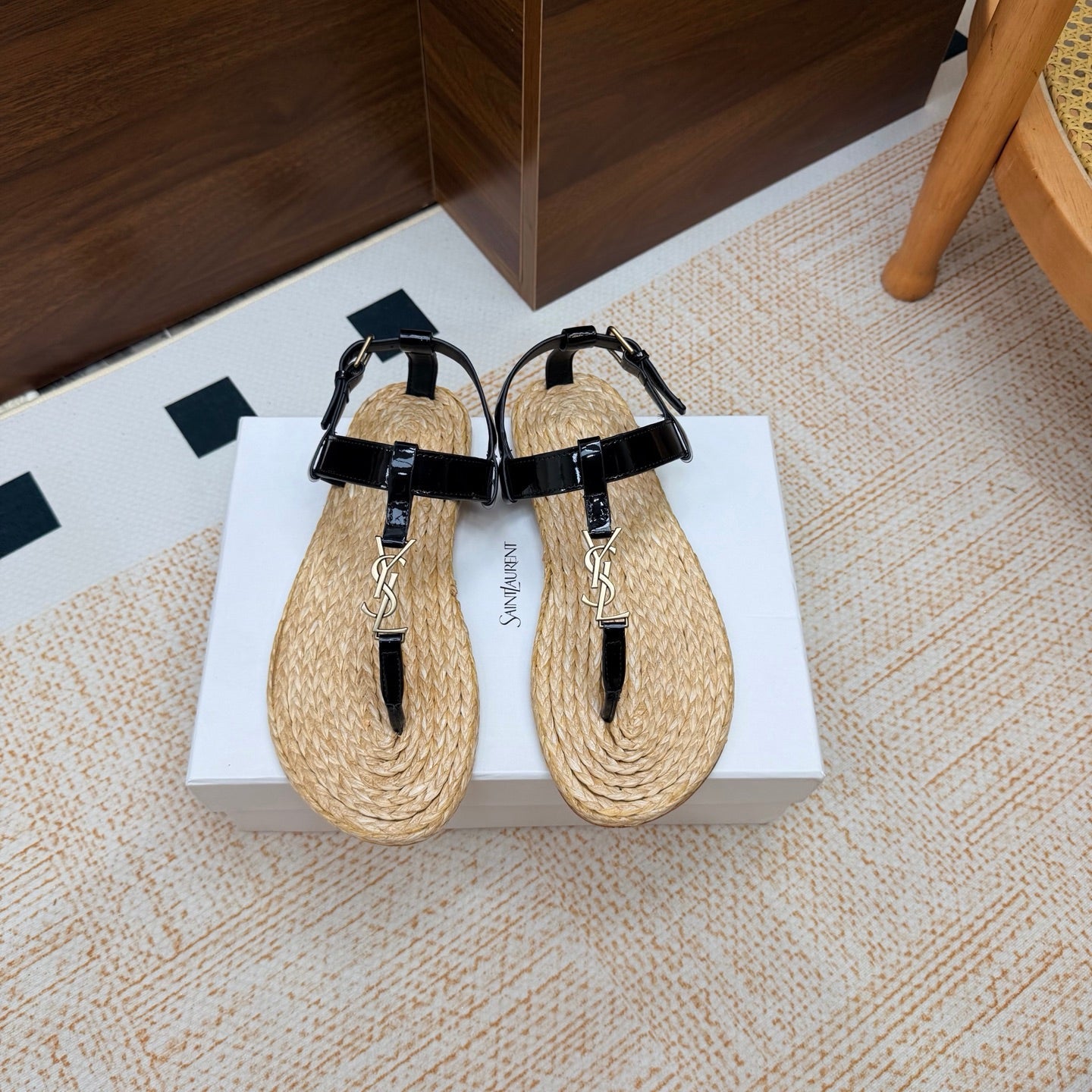 YSL 26S THONG SANDALS IN BEIGE RAFFIA AND BLACK GLOSSY CALFSKIN