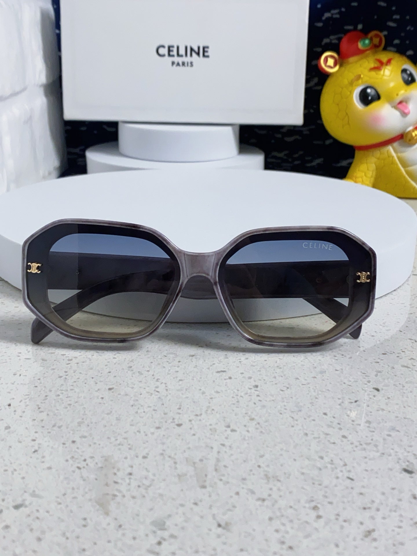 TRIOMPHE SQUARE SUNGLASS 566740 IN MARBLED EFFECT ACETATE