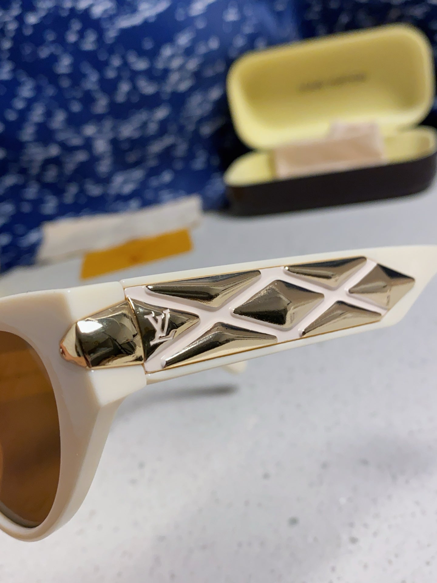 CAT EYE SUNGLASSES 576884 IN IVORY AND GOLD ACETATE