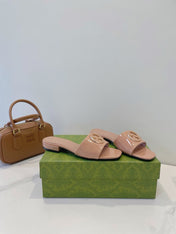 SLIDE SANDALS IN DESERT SAND GLOSSY SHEEPSKIN ENAMELLED ROUND INTERLOCKING G