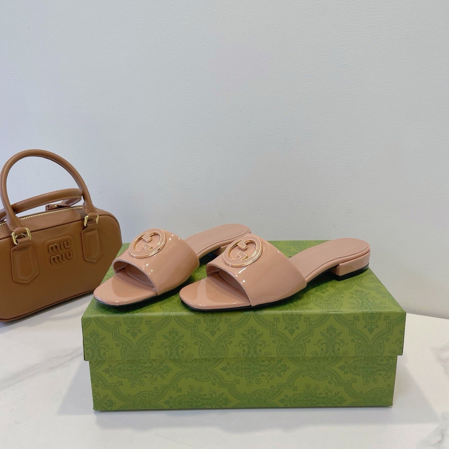 SLIDE SANDALS IN DESERT SAND GLOSSY SHEEPSKIN ENAMELLED ROUND INTERLOCKING G