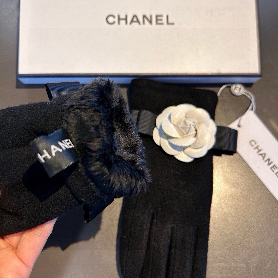 GLOVES IN BLACK WOOL WITH WHITE FLOWER 456326
