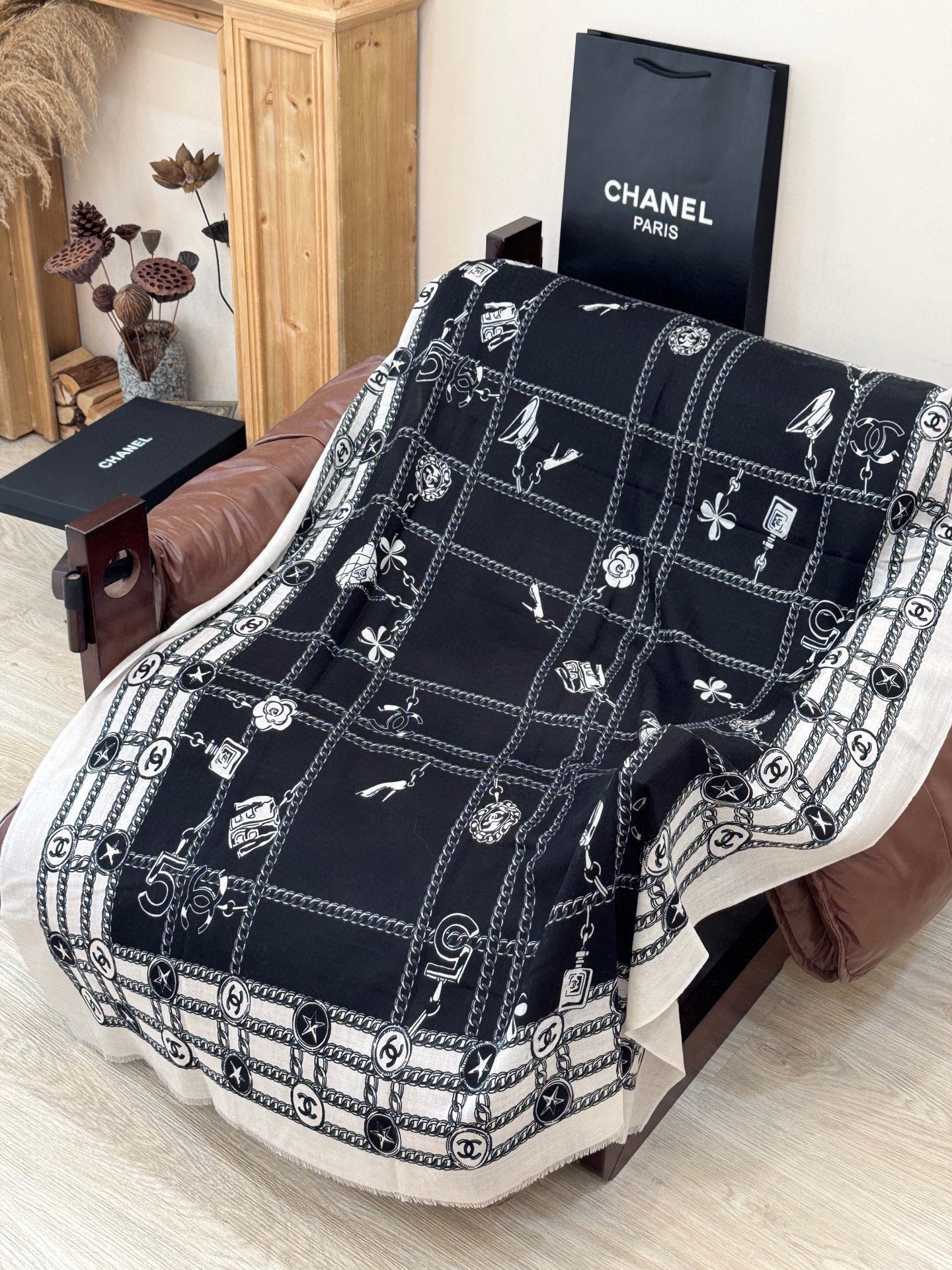 CHANEL 25S SCARF 200 IN CASHMERE 931949