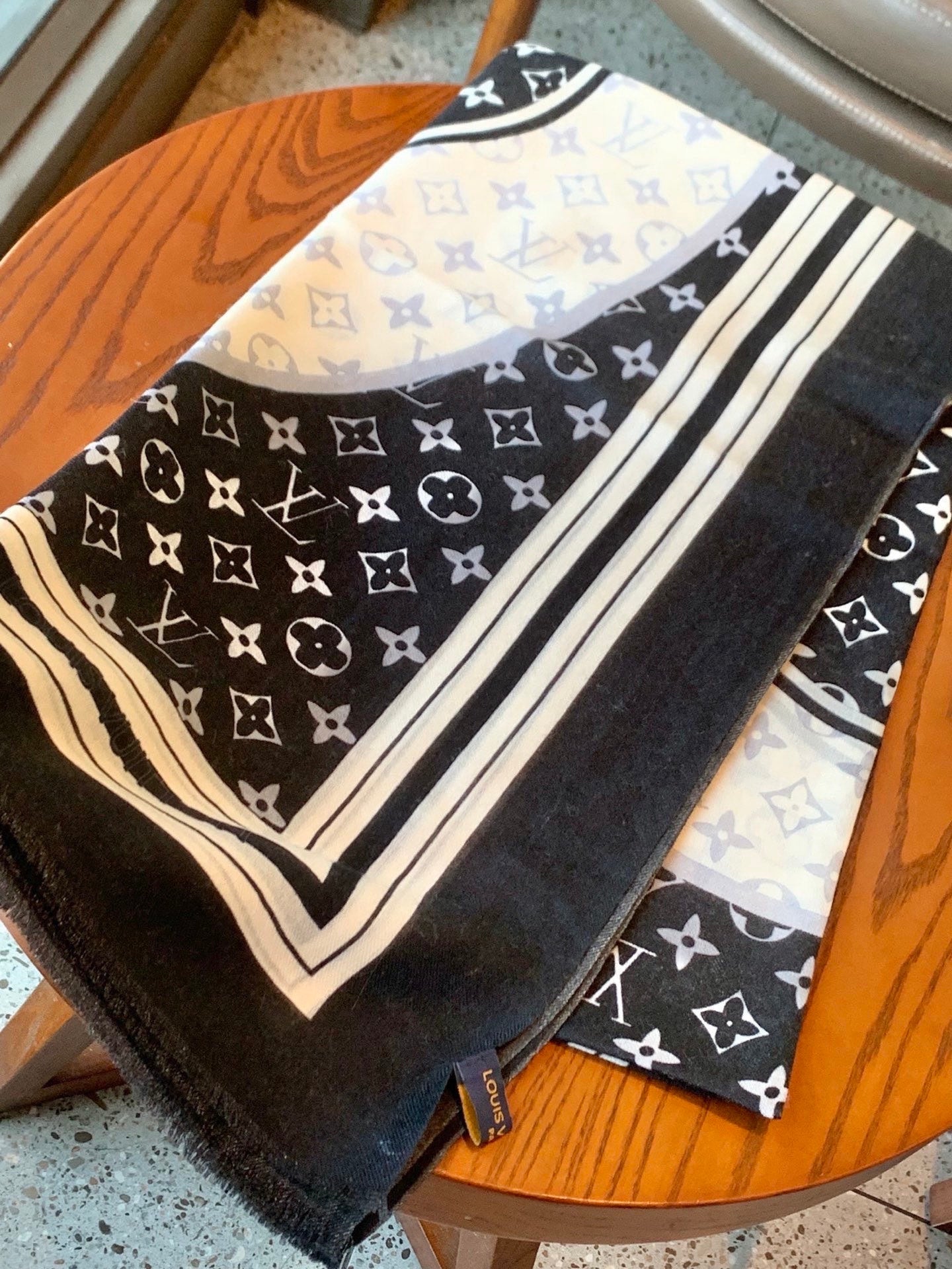 LV 26S SCARF 200 IN CASHMERE AND SILK 316732
