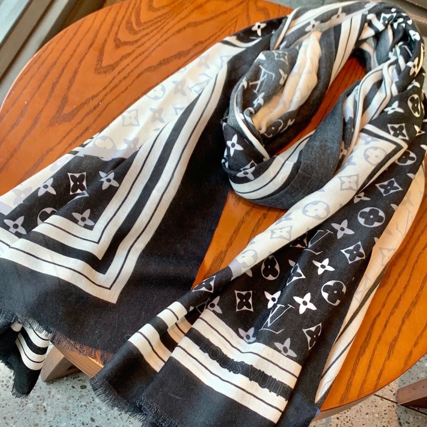LV 26S SCARF 200 IN CASHMERE AND SILK 316732