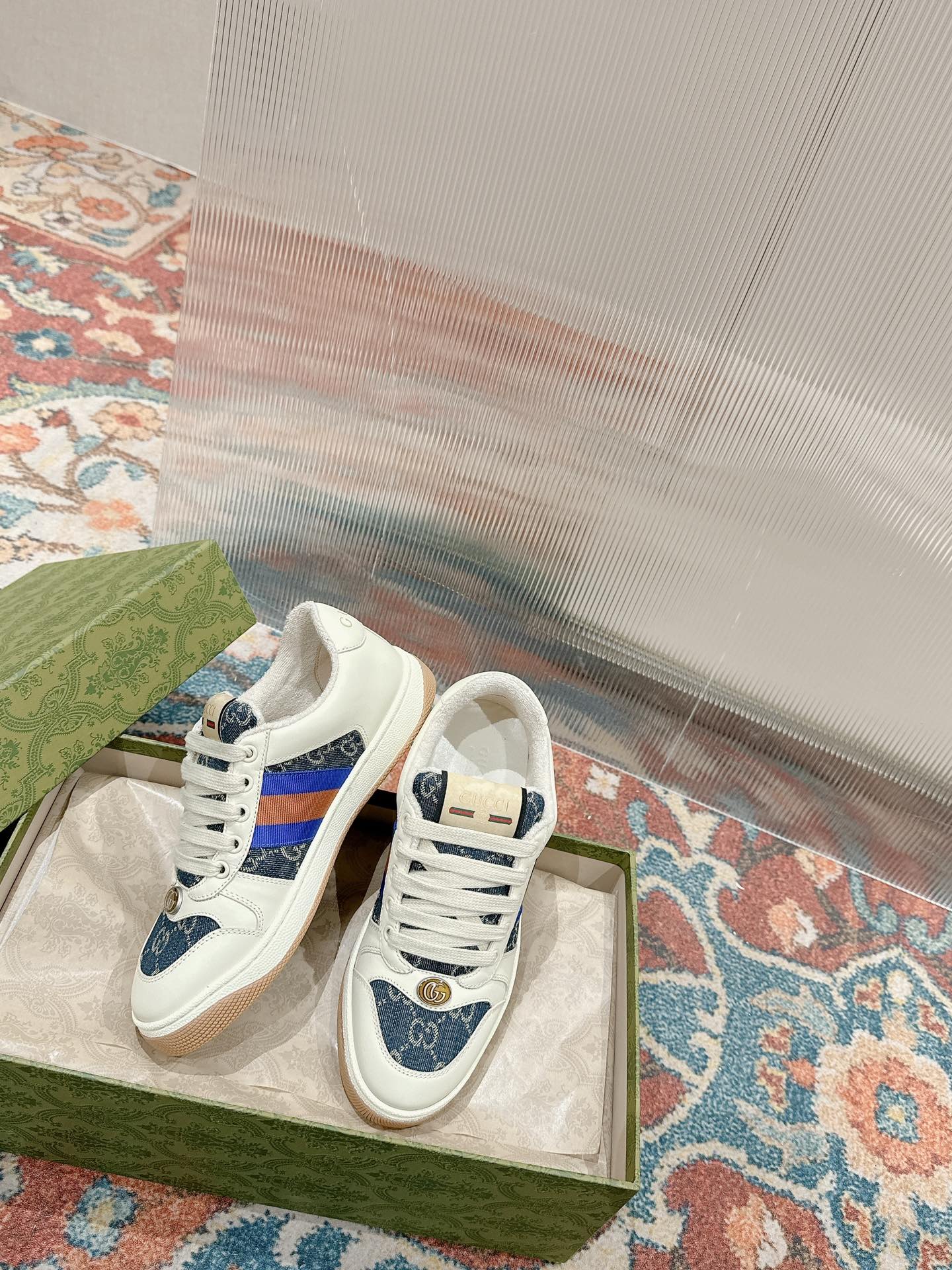 GUCCI 26S SCREENER SNEAKER IN WHITE LEATHER AND BLUE DENIM
