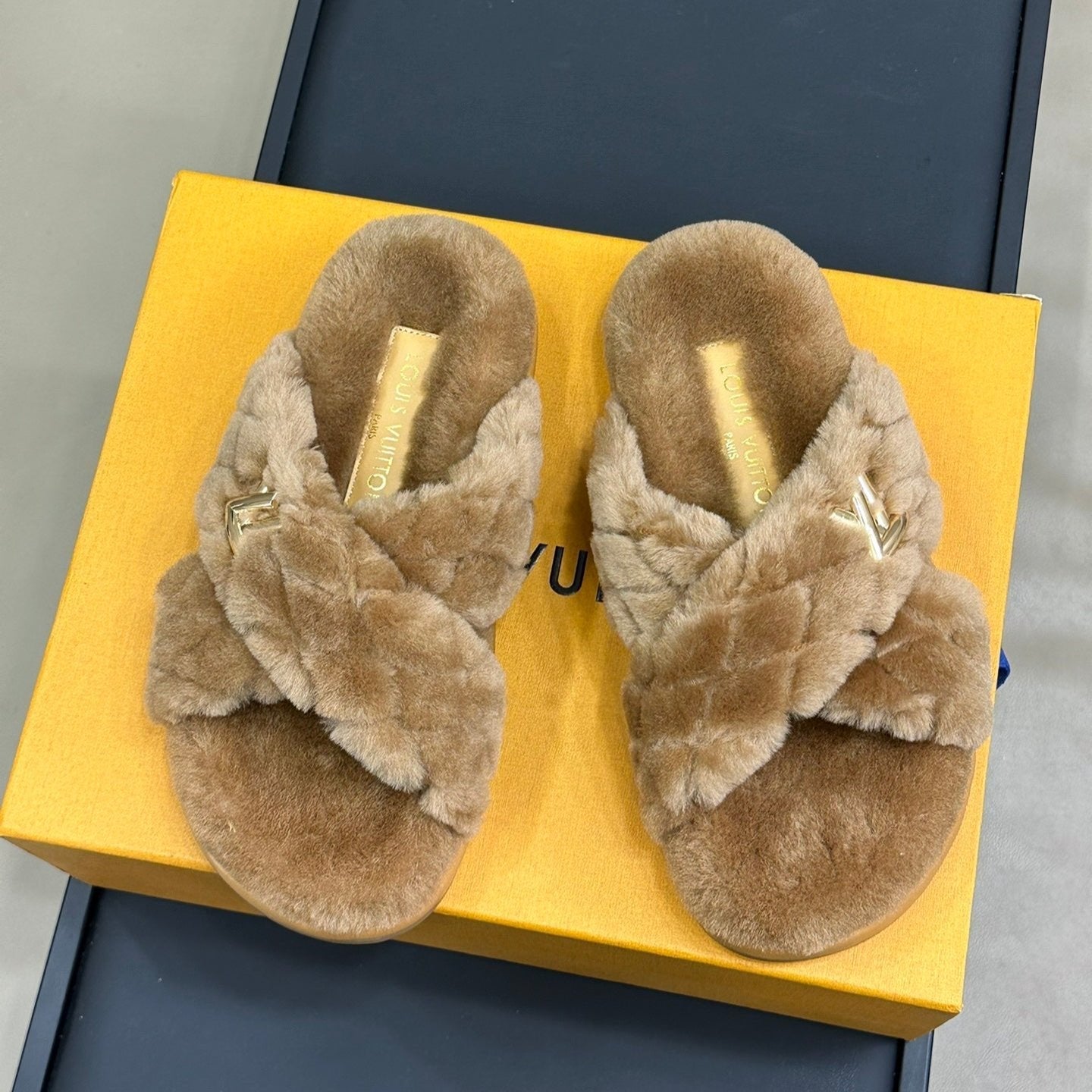 LV WOMEN'S SUNSET COMFORT FLAT MULE IN CAMEL BROWN FLEECE