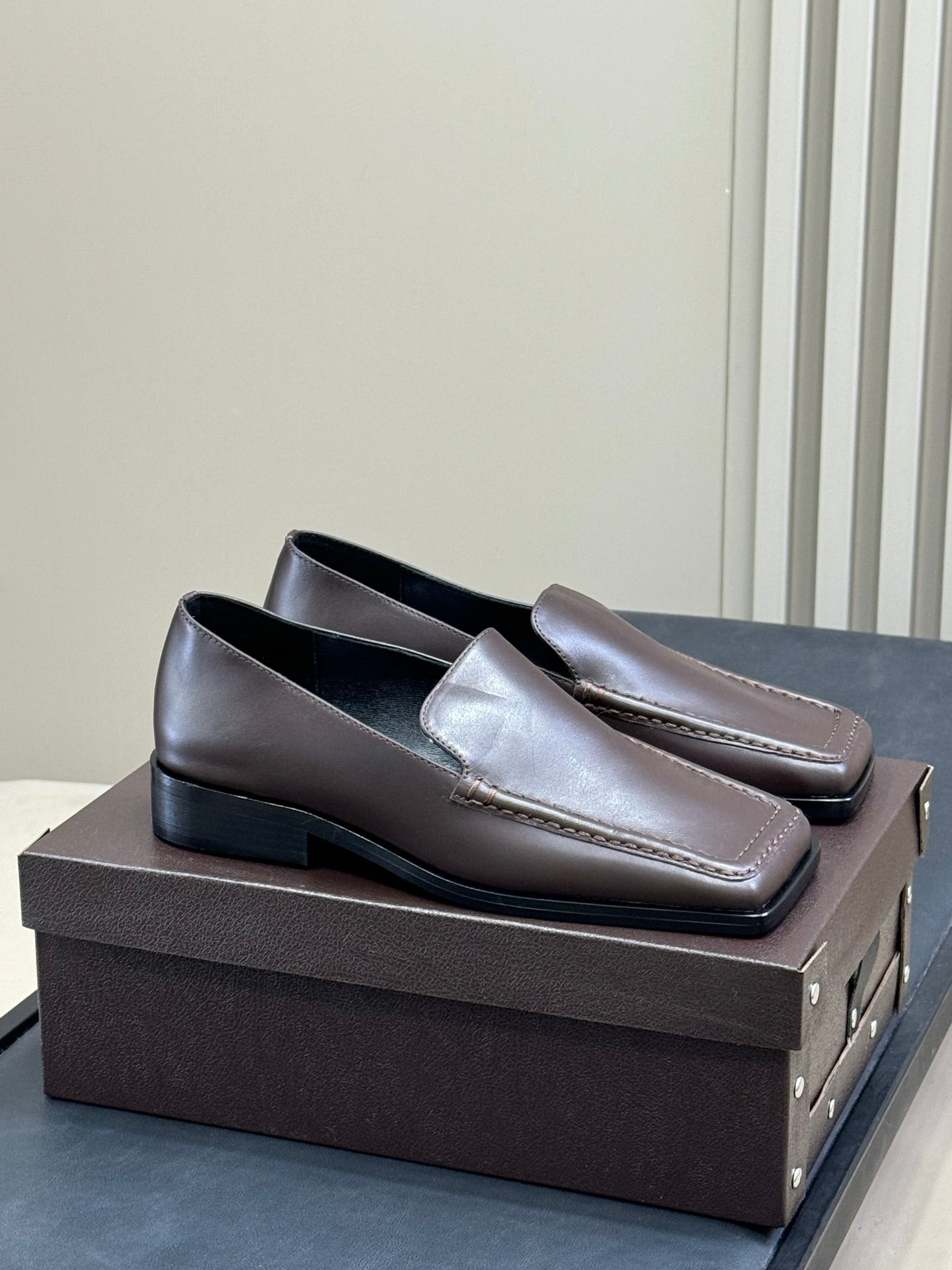ALAIA 25S SQUARE TOE LOAFER IN BROWN CALFSKIN