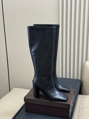 ALAIA 25S KNEE-HIGH SQUARE-TOE BOOTS IN BLACK CALFSKIN