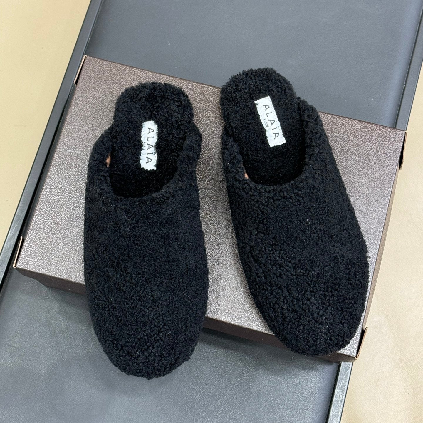 ALAIA 25S SHEARLING COZY SLIPPERS IN BLACK