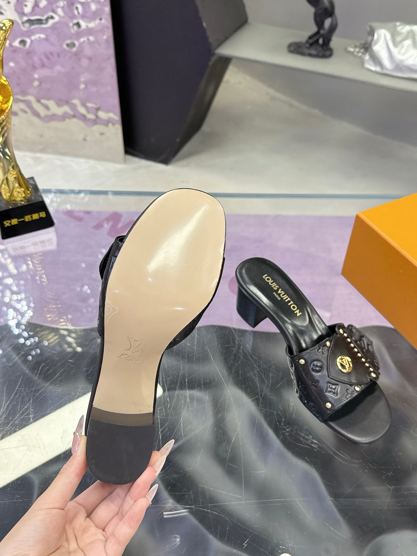 LV 26S BLOCK HEEL MULE SANDALS IN BLACK EMBOSSED CALFSKIN GOLD HARDWARE