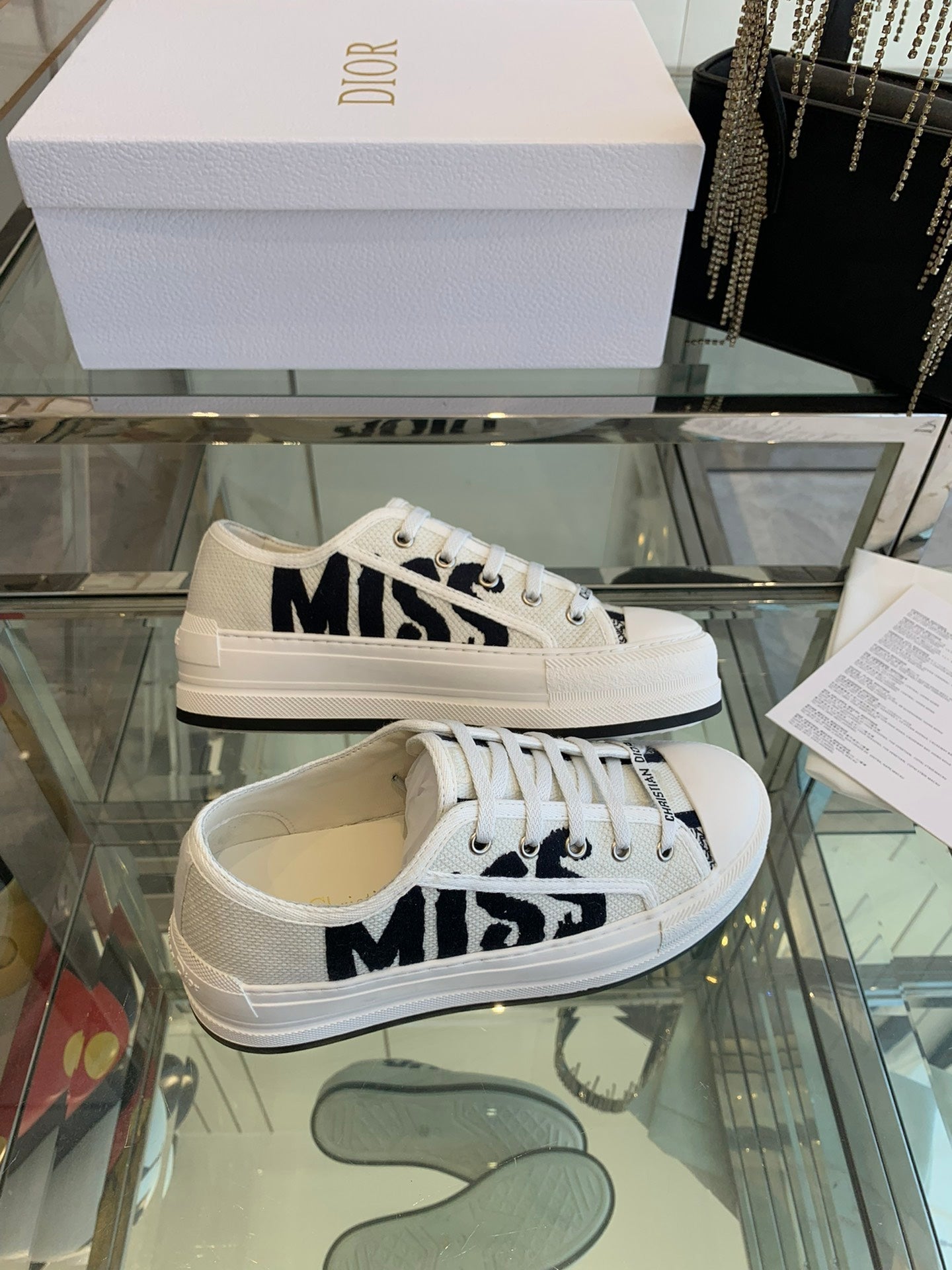 WALK'N PLATFORM SNEAKER IN WHITE AND BLACK EMBROIDERED COTTON