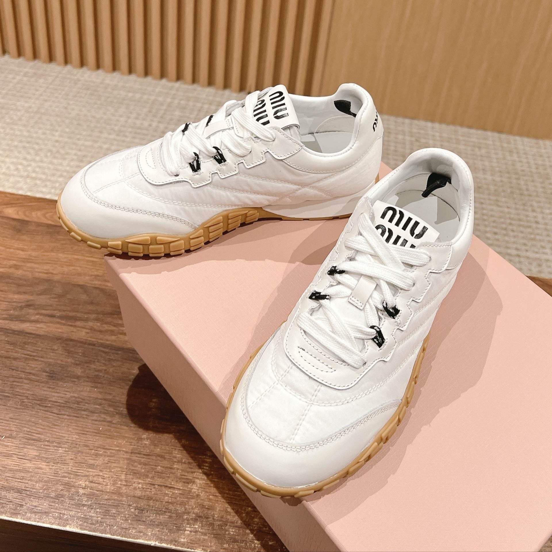 RUNNING SNEAKERS IN WHITE LAMBSKIN AND FABRIC ANTI-SLIP RUBBER SOLE