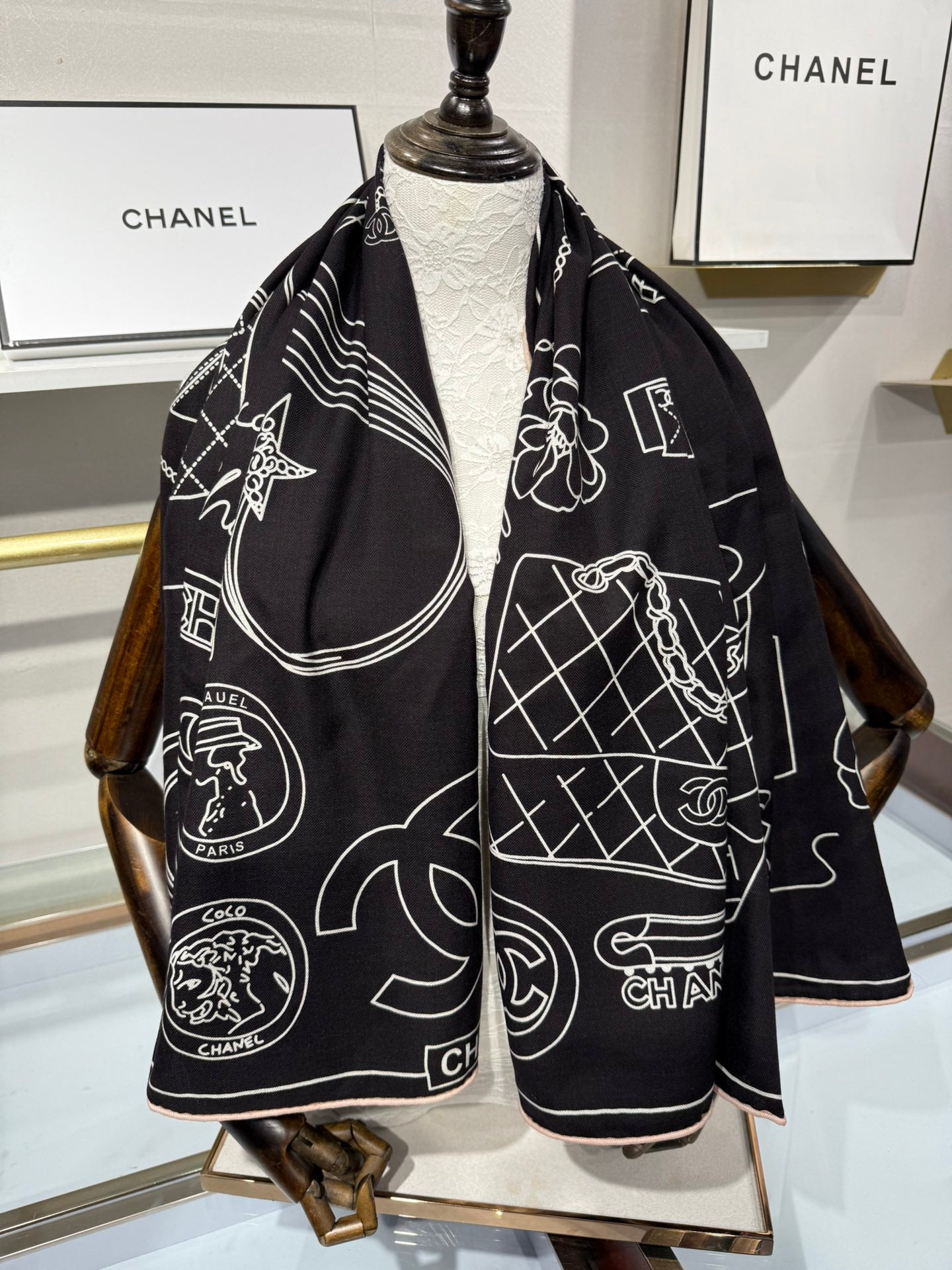CHANEL 25S SCARF 140 IN SILK 732181