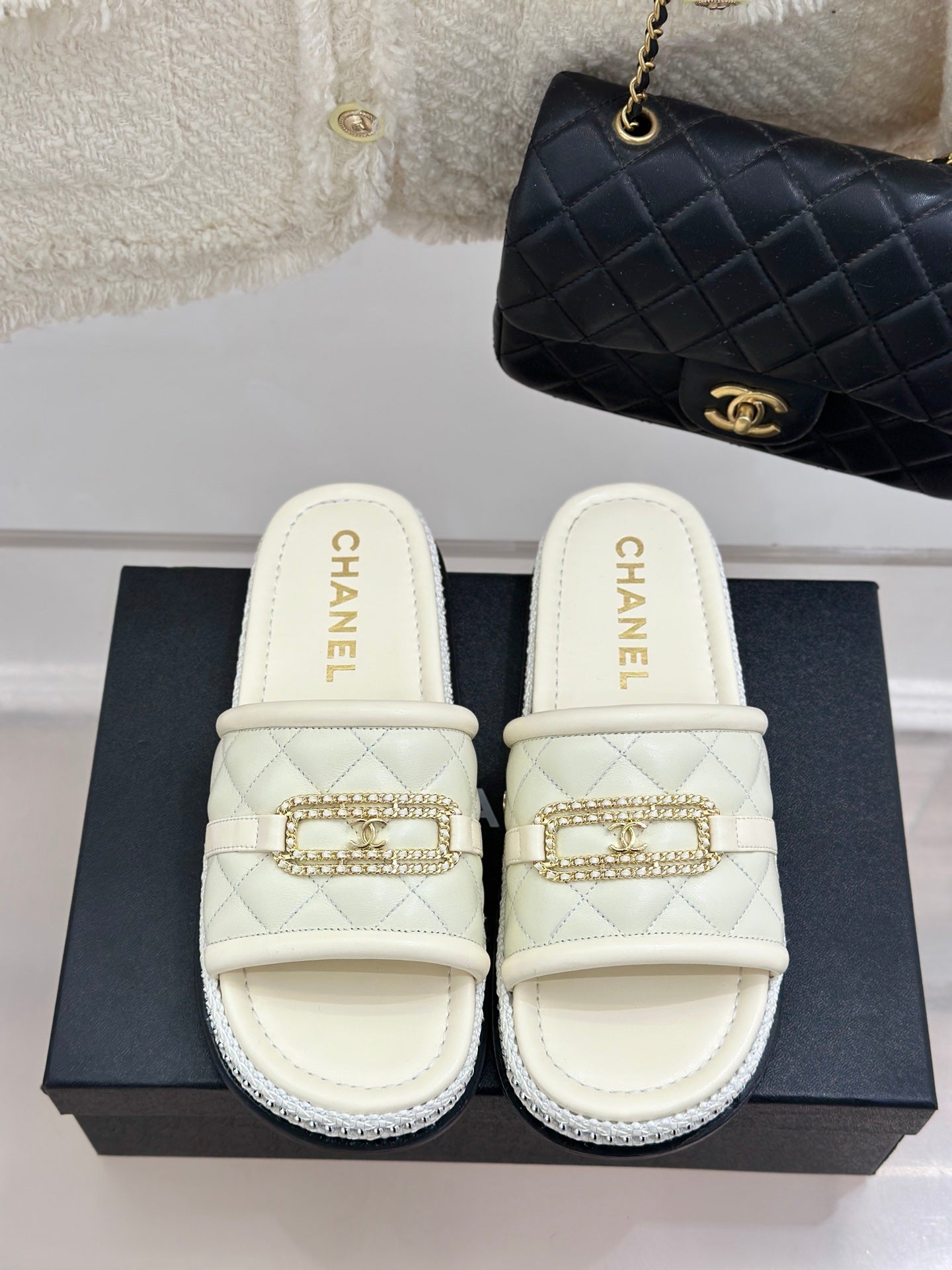 DIAMOND QUILTED CHAIN LAZY SLIPPERS IN WHITE LAMBSKIN