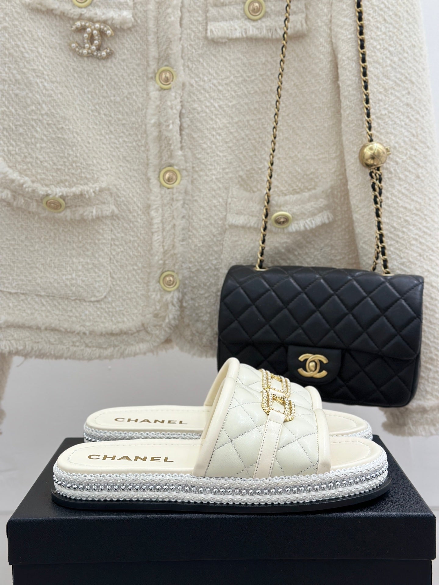 DIAMOND QUILTED CHAIN LAZY SLIPPERS IN WHITE LAMBSKIN