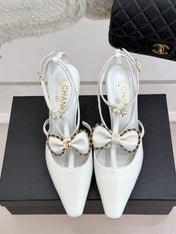 CHAIN BOW HIGH HEEL 8 CM SLINGBACKS IN WHITE SUEDE