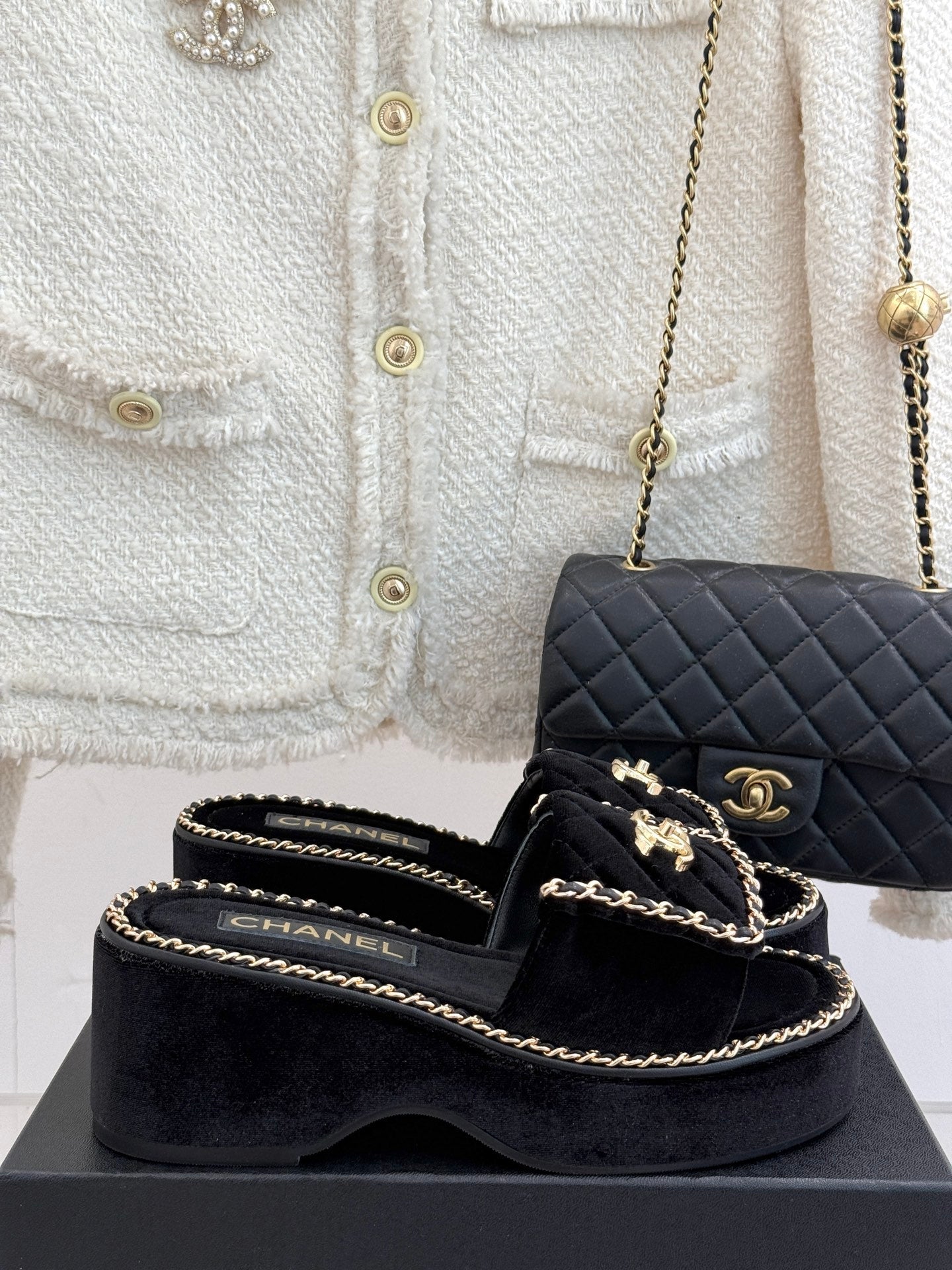 THICK-SOLED CHAIN HEART SLIPPER IN BLACK VELVET