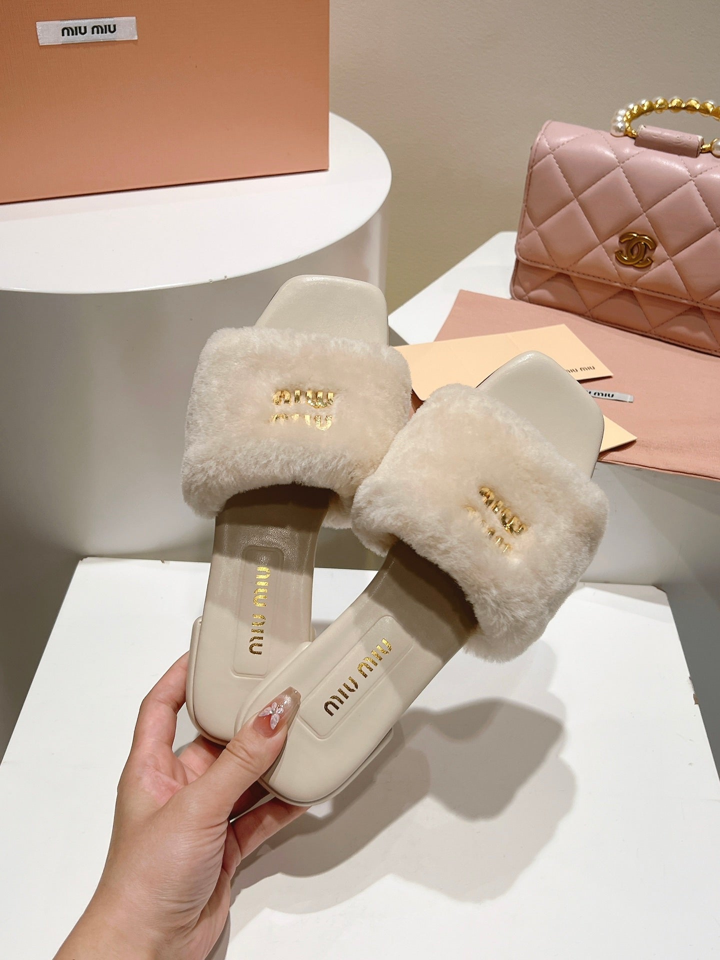 MIUMIU 26S SQUARE-TOE SANDALS IN CREAM BEIGE SHEARLING AND LEATHER