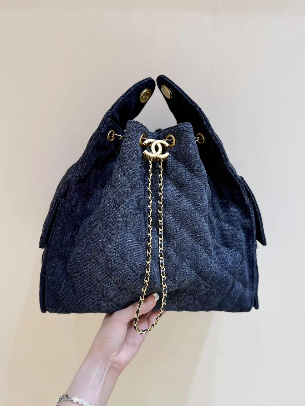 CC 25 HANDBAG 40 IN BLACK DENIM GOLD HARDWARE