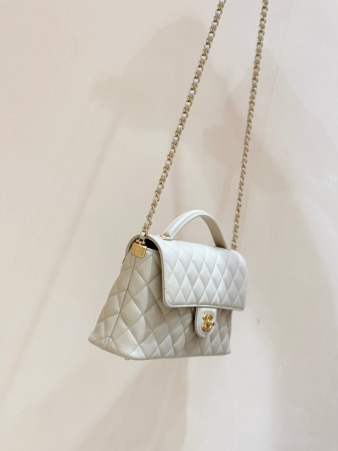 QUILTED FLAP BAG WITH HANDLE 26 IN BEIGE LAMBSKIN GOLD PLATED METAL