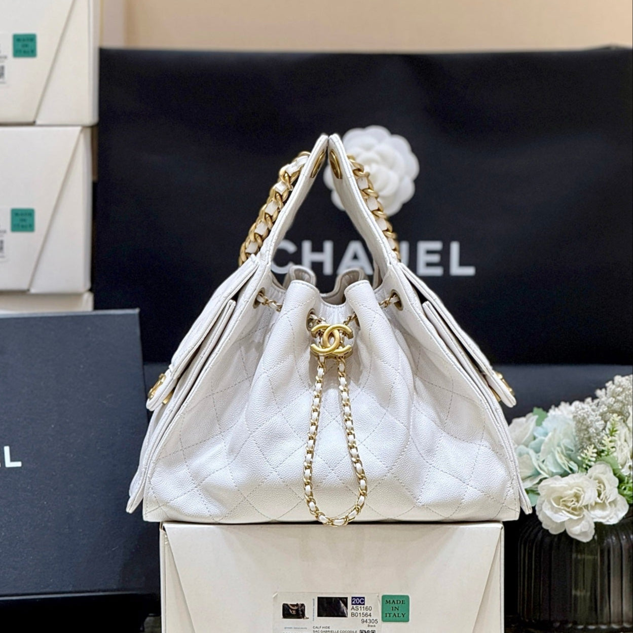 CC 25 HANDBAG IN WHITE 30 GRAINED CALFSKIN GOLD HARDWARE